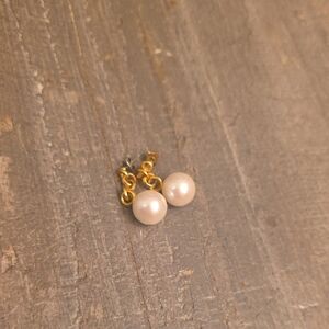Elegant Gold and Pearl Earrings